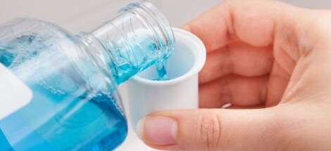 Proč a jak vybrat ústní vodu s chlorhexidinem?