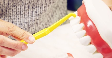 Jak si čistit zuby jednosvazkovým kartáčkem + VIDEO