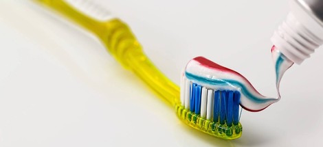 Největší záhada péče o zuby – kde se berou proužky v zubních pastách?