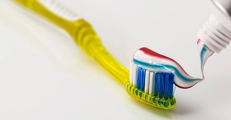 Největší záhada péče o zuby – kde se berou proužky v zubních pastách?