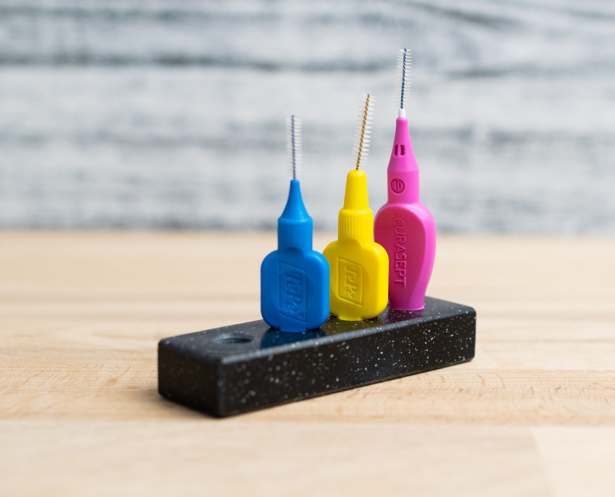 Stojánek mini na mezizubní kartáčky - černý s tečkami