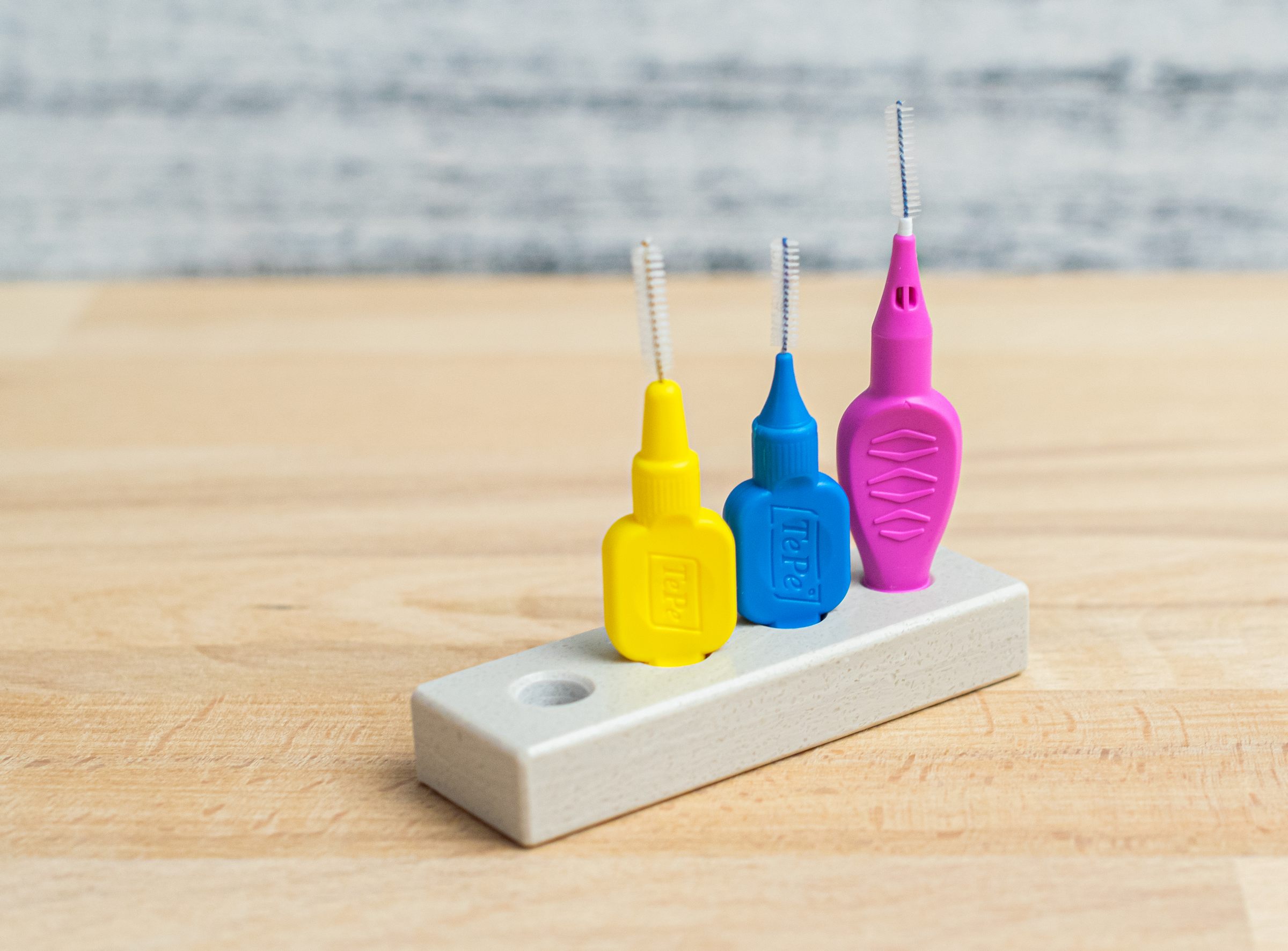 Stojánek mini na mezizubní kartáčky - concrete