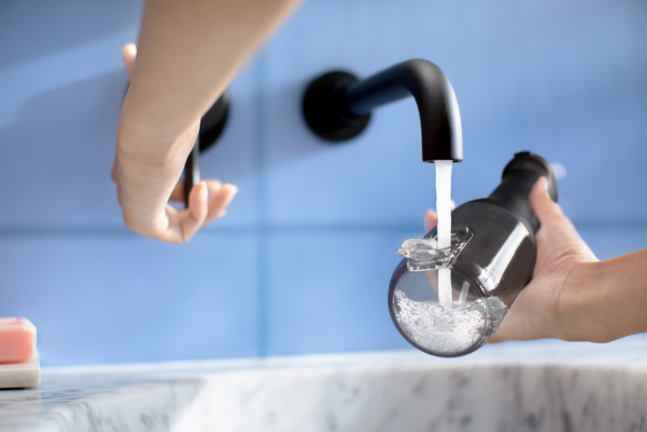 Philips Sonicare HX3826/33 Power Flosser Black cestovní ústní sprcha