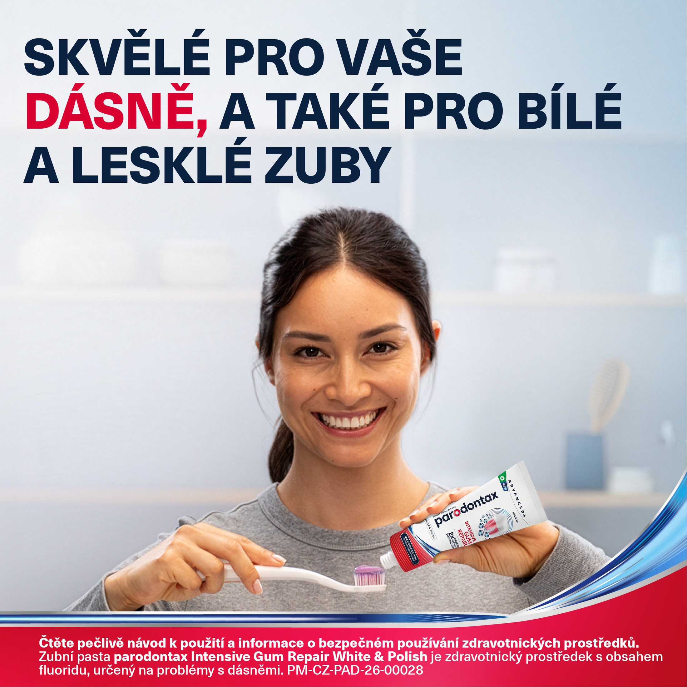Parodontax Intensive Gum Repair White&Polish zubní pasta 75 ml - Žena drží Parodontax zubní pastu lifestyle banner dásně bílé zuby
