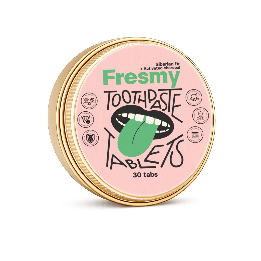 Fresmy Siberian Fir & Activated Charcoal cestovní zubní pasta v tabletách 30 ks - Fresmy Toothpaste Tablets Siberian Fir Charcoal zlatá plechovka šikmý pohled růžová