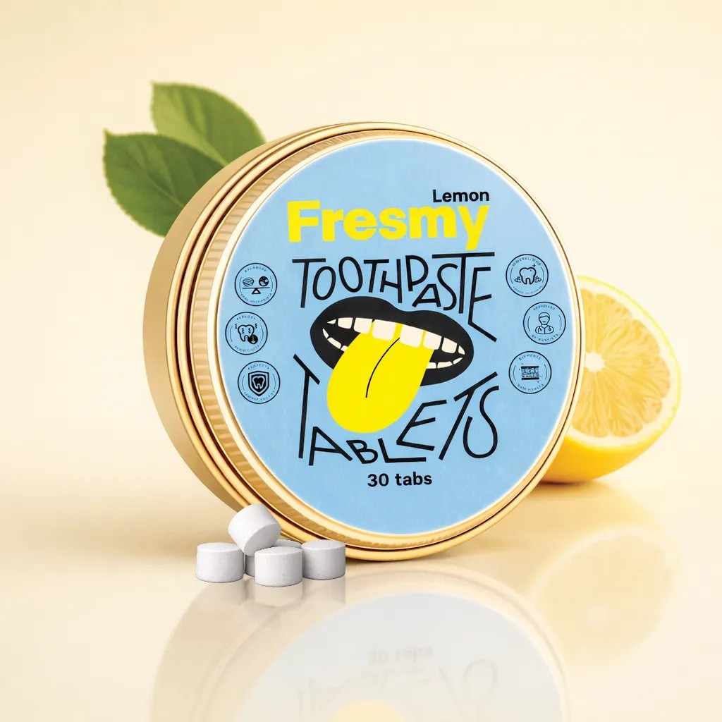 Fresmy Lemon cestovní zubní pasta v tabletách 30 ks - Fresmy Toothpaste Tablets Lemon zlatá plechovka citron a máta lifestyle béžové pozadí