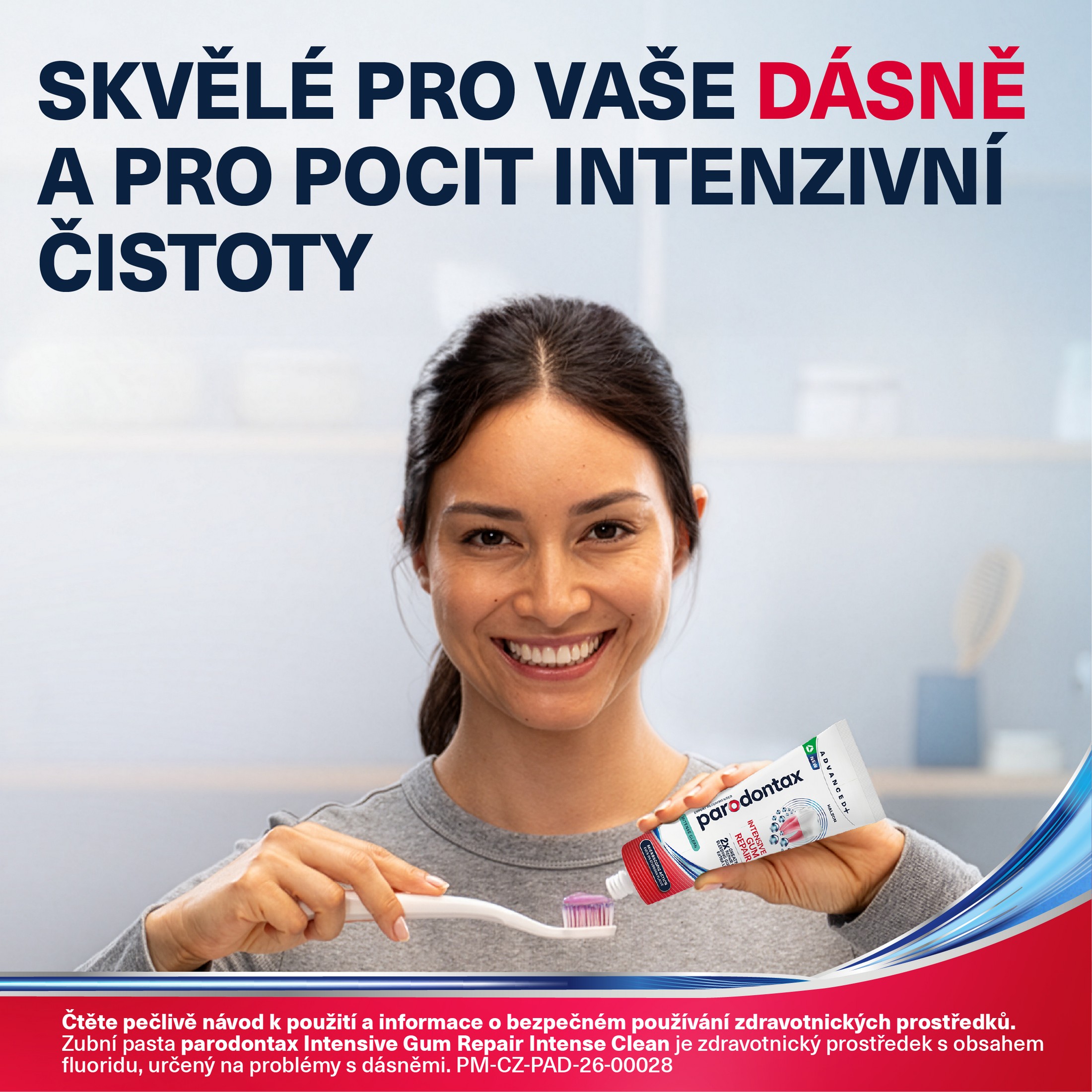 Parodontax Intensive Gum Repair Intense Clean zubní pasta 75 ml - Žena drží Parodontax Intense Clean zubní pastu lifestyle banner dásně