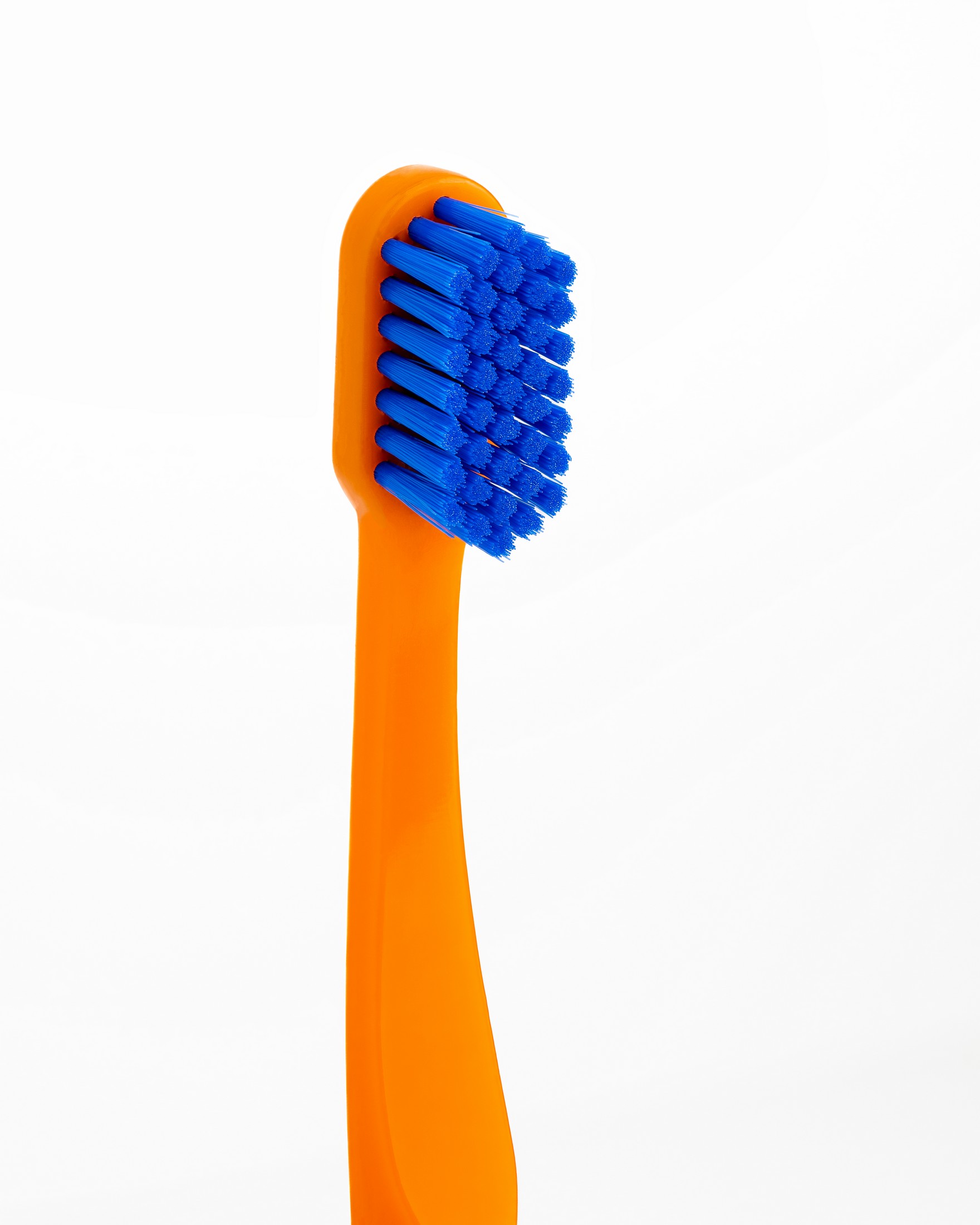 Nordics Curve Medium Orange zubní kartáček